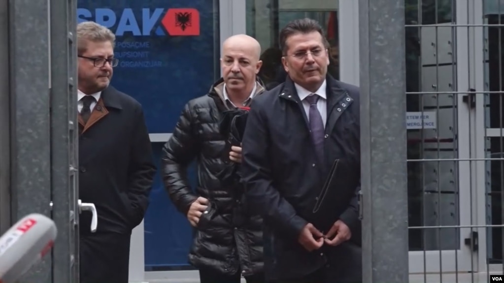 Ish ministri i Mbrojtjes Fatmir Mediu duke dalë nga Prokuroria e Posaçme