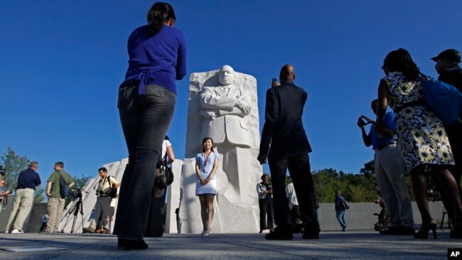 ARCHIVO - El Monumento a Martin Luther King, Jr. se ve antes de su inauguración este fin de semana en Washington, el lunes 22 de agosto de 2011. (AP Photo/Charles Dharapak)