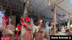 ARCHIVO - Los mercados en Centroamérica se preparan para recibir la Navidad.