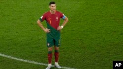 Jwe seleksyon nasyonal Potugal Cristiano Ronaldo reyaji pandan match Gwoup H ekip li a kont Ghana nan Qatar, 24 Nov. 2022. 