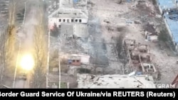 우크라이나 도네츠크주 솔레다르에서 탱크가 불에 타고 있다.(자료사진)