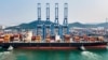 一艘外国货船停靠在中国山东青岛港。（2022年11月14日）