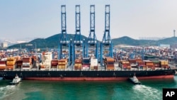一艘外国货船停靠在中国山东青岛港。（2022年11月14日）