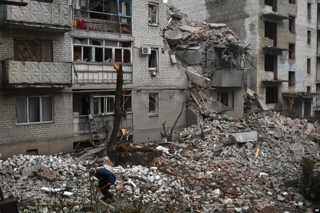 在乌克兰恰索夫亚尔，一位男士在清理最近被俄罗斯空袭摧毁的房屋废墟。(2022年11月27日)(photo:VOA)