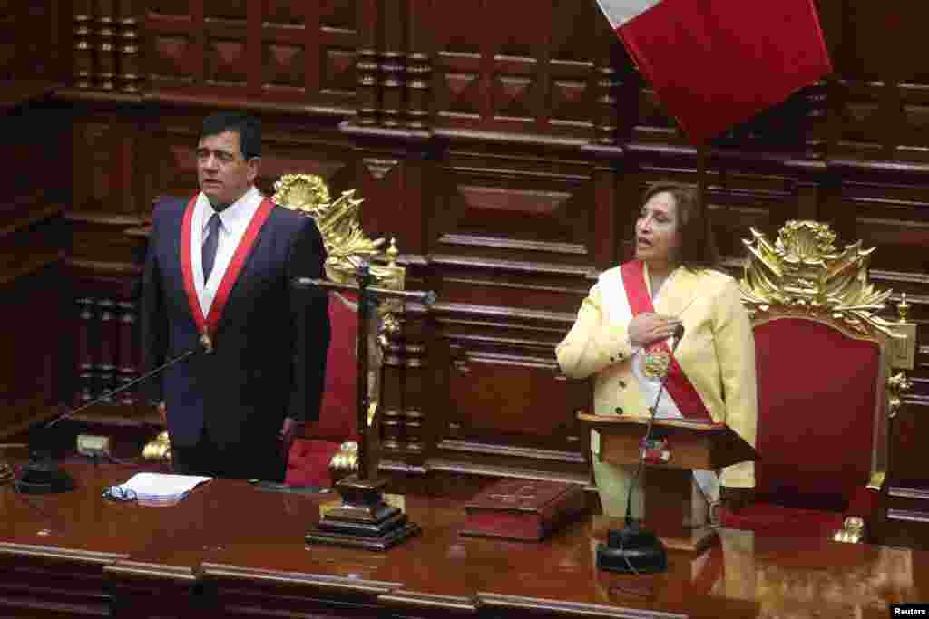 La vicepresidenta de Perú, Dina Boluarte, quien fue convocada por el Congreso para asumir el cargo de presidente después de que la legislatura aprobara la destitución del presidente Pedro Castillo en un juicio político, asiste a su ceremonia de juramentación en Lima, Perú.&nbsp;