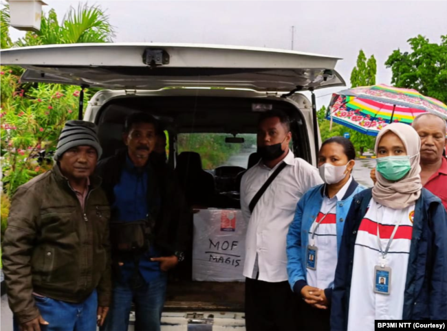Petugas mendampingi keluarga Alexander Mara, PMI asal Kab. Sikka di bandara Frans Seda Maumere pada 28 Desember 2022, yang merupakan jenazah ke 106 tahun ini. (Foto: BP3MI NTT)