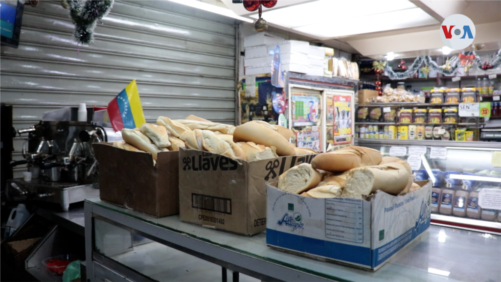 Él y su familia preparan más de 100 panes para regalar, como cada día desde hace cinco años.