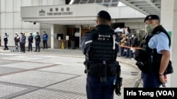 警方因應壹傳媒創辦人黎智英12月1日就國安法案件出庭，在高等法院一帶加強保安，大批身穿防刺背心、荷槍實彈的警員在場戒備。(美國之音 湯惠芸)