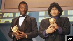 Pele (kiri) dan Maradona memegang trofi dalam sebuah acara penghargaan di Italia pada Maret 1987. (Foto: AP)