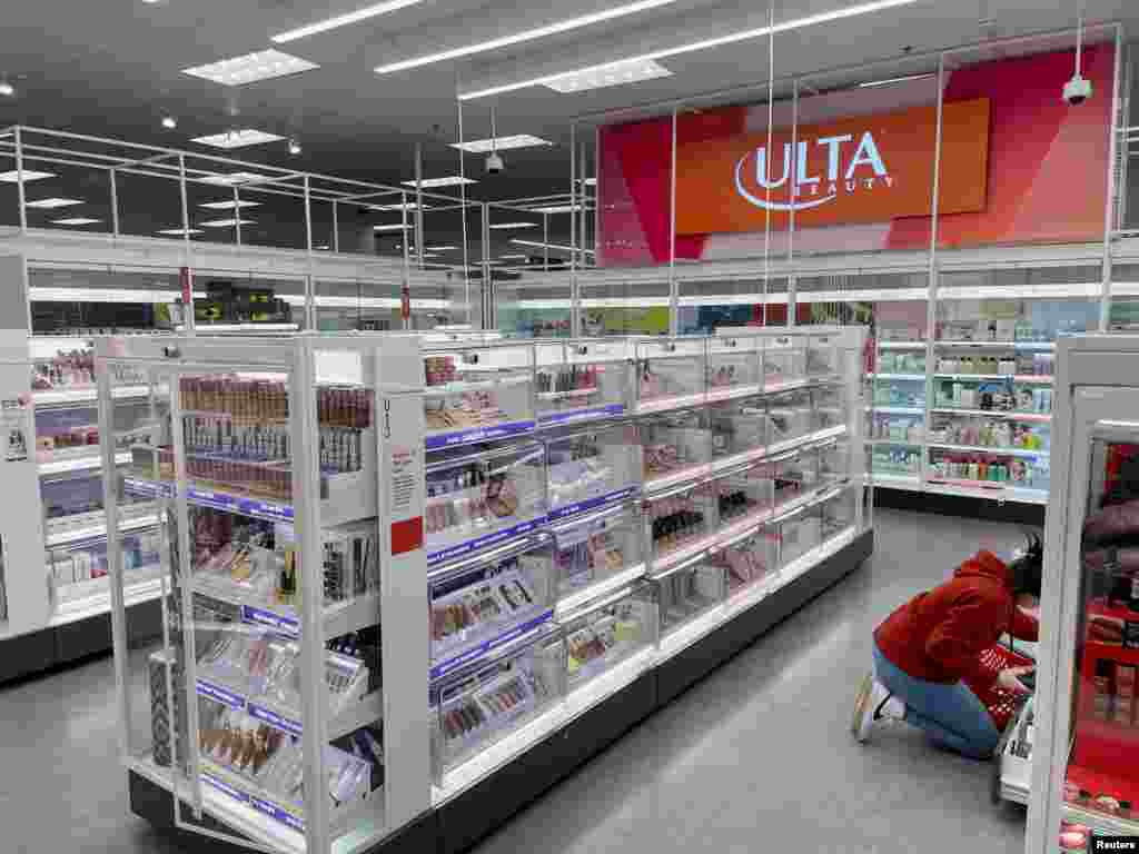 Como los robos pueden ser mayores durante esta temporada, productos están protegidos detrás de vitrinas de vidrio, así como es visto en esta imagen de la sección Ulta Beauty de la tienda Target en White Plains, Nueva York.