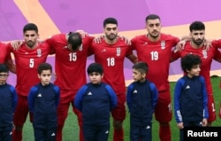 伊朗对英格兰的比赛开赛前，伊朗队的球员拒绝跟唱伊斯兰共和国的国歌。（2022年11月21日）