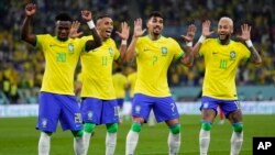Neymar (a dwat) selebre viktwa seleksyon nasyonal Brezil la sou Kore di Sid, 4-1 ak ko-ekipye li yo: Lucas Paqueta, Raphinha epi Vinicius Junior, 5 Desanm, 2022. 