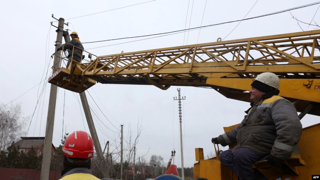 工人在顿涅茨克州斯维亚托戈尔斯克附近的一座村庄修复电线。(2022年11月25日)(photo:VOA)