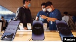 顾客正在北京一家苹果手机专卖店里选购苹果14手机。(2022年9月16日)