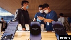 Điện thoại iPhone được trưng bày tại một cửa hàng Apple ở Bắc Kinh