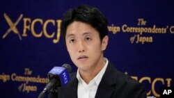 Toru Kubota, jurnalis Jepang yang dipenjara selama lebih dari tiga bulan di Myanmar, dalam konferensi pers di Klub Koresponden Asing Jepang (FCCJ) di Tokyo, Senin, 28 November 2022. (AP/Suji Kajiyama)