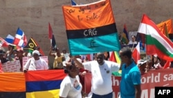 Des manifestants originaires des Chagos protestent contre l'"occupation illégale" de leur archipel par le Royaume-Uni.