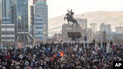 Massa berkumpul di alun-alun Sukhbaatar di Ulan Bator, Mongolia, pada 5 Desember 2022, untuk memprotes dugaan korupsi pada transaksi batu bara yang terjalin antara Mongolia dan China. (Foto: AP/Alexander Nikolskiy)