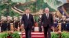 Presiden China Xi Jinping (kiri) dan Presiden Kuba Miguel Diaz-Canel Bermudez berjalan beriringan dalam acara penyambutan di Beijing, pada 25 November 2022. (Foto: Ding Lin/Xinhua via AP)