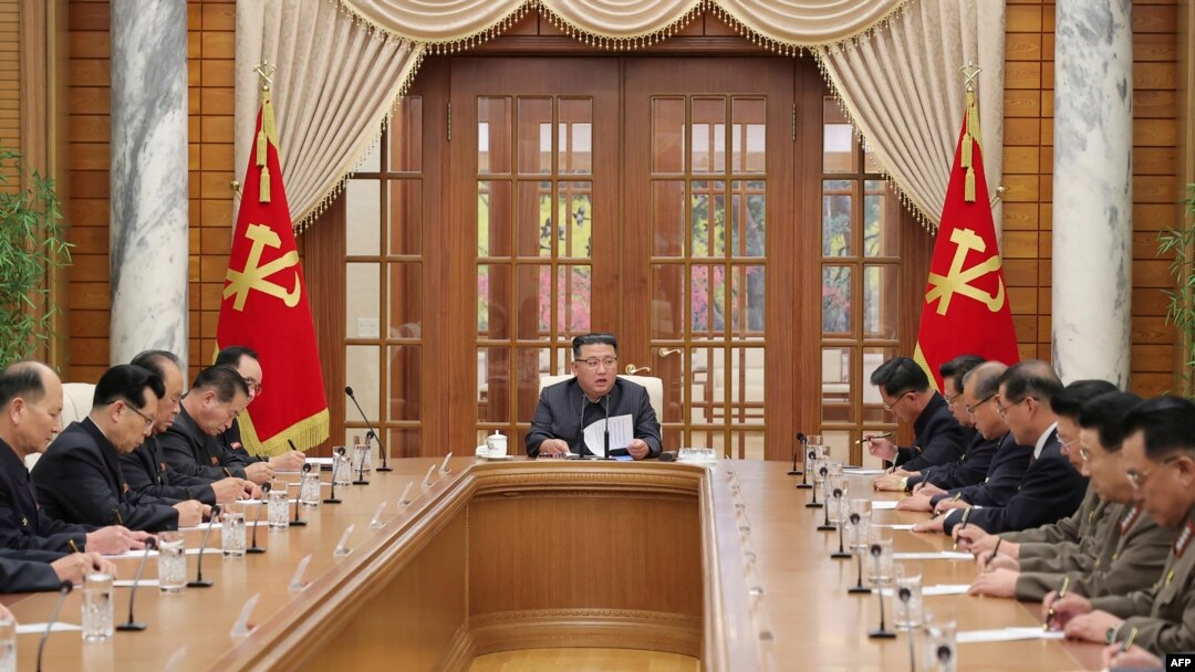 Pemimpin Korea Utara Kim Jong-un (tengah) menghadiri Pertemuan ke-11 Biro Politik Komite Sentral ke-8 Partai Buruh Korea (WPK) di gedung kantor Komite Pusat WPK di Pyongyang, 30 November 2022. (KCNA VIA KNS / AFP) 