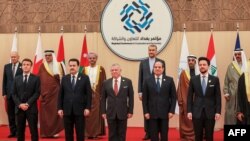 Sejumlah pemimpin negara termasuk di antaranya Presiden Prancis Emmanuel Macron (kiri) dan Perdana Menteri Irak Mohamed Shia al-Sudani (kedua dari kiri), berpose bersama dalam Konferensi Baghdad untuk Kerja Sama di Yordania, pada 20 Desember 2022. (Foto: AFP/Khalil Mazraawi)