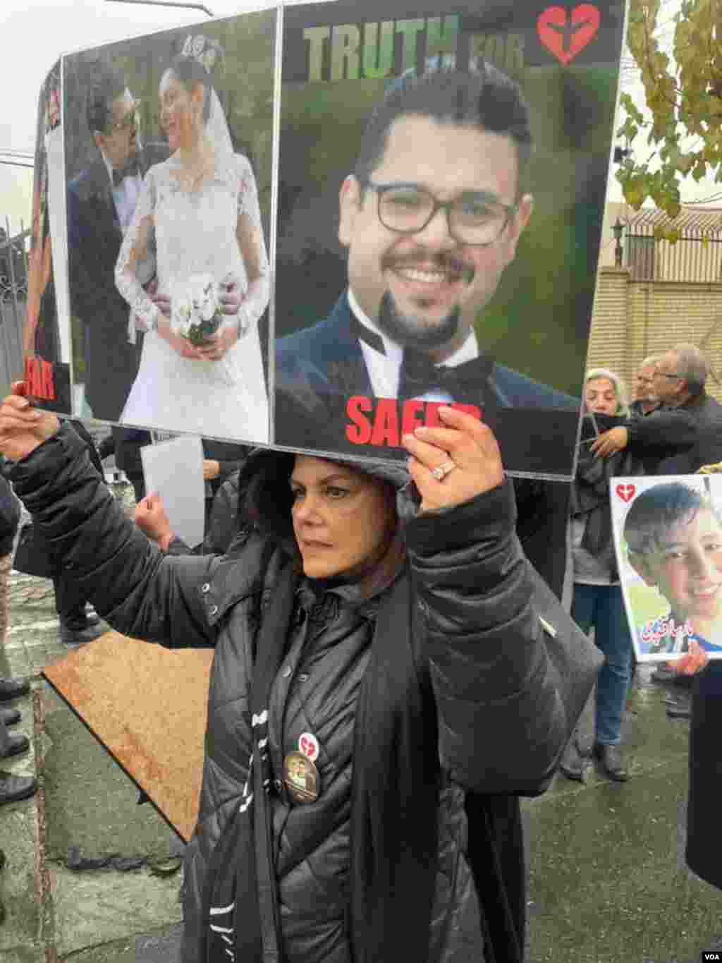 تجمع خانواده‌ها در حاشیه ششمین جلسه دادگاه رسیدگی به سقوط هواپیمای اوکراینی در تهران Family protest in Tehran trial for flight 752