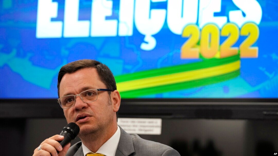 El ahora exministro de Justicia de Brasil, Anderson Torres, habla durante una conferencia de prensa sobre la llamada "Operación Elecciones", previo a las elecciones generales del domingo 2 de octubre, en Brasilia, Brasil, el sábado, 1 de octubre de 2022. [Archivo].