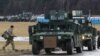 Soldados del Ejército de EEUU de la 82 División Aerotransportada desplegados en Polonia para apoyar a los aliados de la OTAN, se desplazan en un vehículo HMMWV (Humvee) en una base aérea, cerca de la localidad polaca de Arlamow, el 23 de febrero de 2022. 