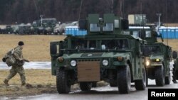 Humvee - високомобільний багатоцільовий повнопривідний військовий автомобіль, що випускається американською компанією AM General