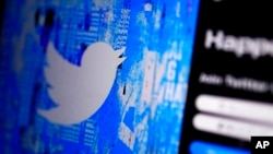 2022年4月25日圣地亚哥数字设备上的Twitter启动页面
