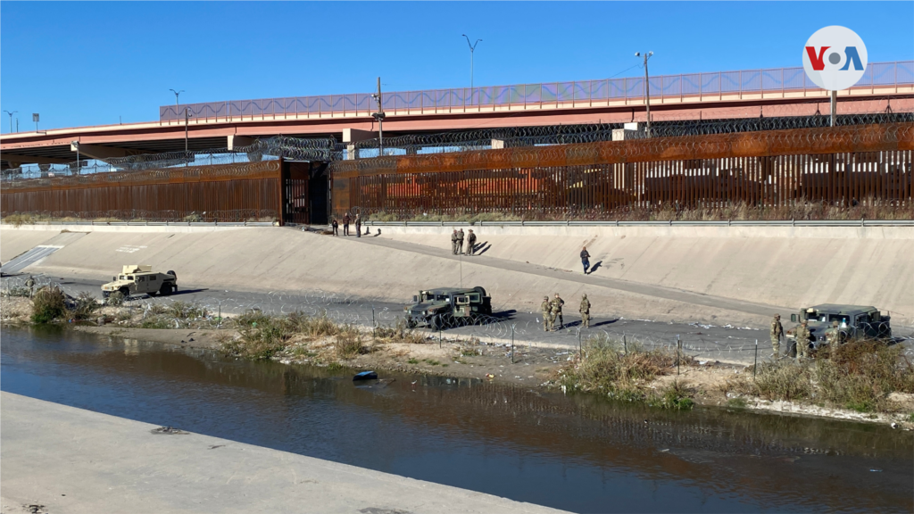 La Guardia Nacional de Texas desplegada en la frontera con Ciudad Juárez para evitar una ola de migrantes cruzando el Río Grande.