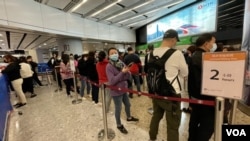 香港高鐵西九龍總站售票大堂1月13日中午仍有大批旅客排隊購票，車站指示牌顯示等候時間約兩小時。(美國之音湯惠芸)