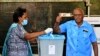 Pemimpin Partai Aliansi Rakyat Sitiveni Rabuka memberikan suara dalam pemilihan umum Fiji di Suva, Fiji, Rabu, 14 Desember 2022. (Mick Tsikas/AAP via AP)