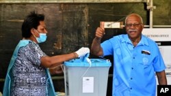 Pemimpin Partai Aliansi Rakyat Sitiveni Rabuka memberikan suara dalam pemilihan umum Fiji di Suva, Fiji, Rabu, 14 Desember 2022. (Mick Tsikas/AAP via AP)