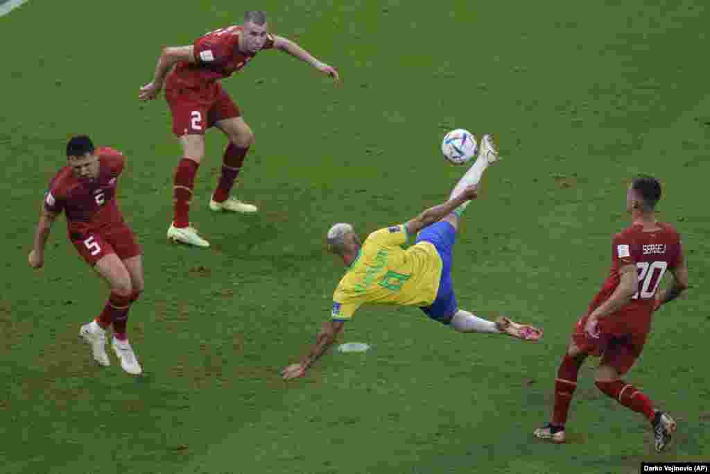 O nº9 do Brasil, Richarlison faz um pontapé de bicicleta e marca o seu segundo golo no jogo contra a Sérvia. Lusail Stadium em Lusail, Qatar. 24 Nov, 2022