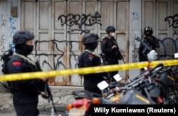 Polisi bersenjata berjaga usai ledakan di Polres yang menurut pihak berwenang diduga sebagai bom bunuh diri, di Bandung, Jawa Barat, 7 Desember 2022. (Photo: REUTERS/Willy Kurniawan)