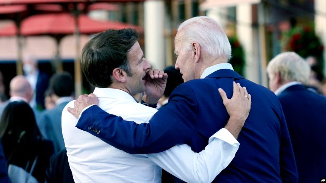 Tổng thống Pháp Emanuel Macron và Tổng thống Hoa Kỳ Joe Biden tại hội nghị G7. 