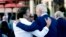 Foto Achiv: Prezidan Franse a Emmanuel Macron (a goch) pale ak Prezidan Jode Biden pandan yon dine lide G7 yo nan Elmau, Almay, 26 Jyen 2022.