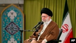 ইরানের সর্বোচ্চ নেতার কার্যালয়ের ওয়েবসাইটে প্রকাশিত এই ছবিতে ইরানের সর্বোচ্চ নেতা আয়াতুল্লাহ আলী খামেনি ইরানের তেহরানে বাসিজ আধাসামরিক বাহিনীর একটি দলের সাথে বৈঠকের সময় আলোচনা করছেন। ২৬ নভেম্বর, ২০২২। ফাইল ছবি।