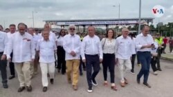 Miembros de los gobiernos de Colombia y Venezuela cruzan el puente binacional Coronel Atanasio Girardot durante la ceremonia de reapertura