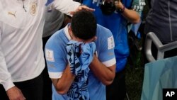 Luis Suárez de Uruguay llora al final del partido de fútbol del grupo H de la Copa Mundial entre Ghana y Uruguay, en el estadio Al Janoub en Al Wakrah, Qatar, el viernes 2 de diciembre de 2022. (Foto AP/Aijaz Rahi)