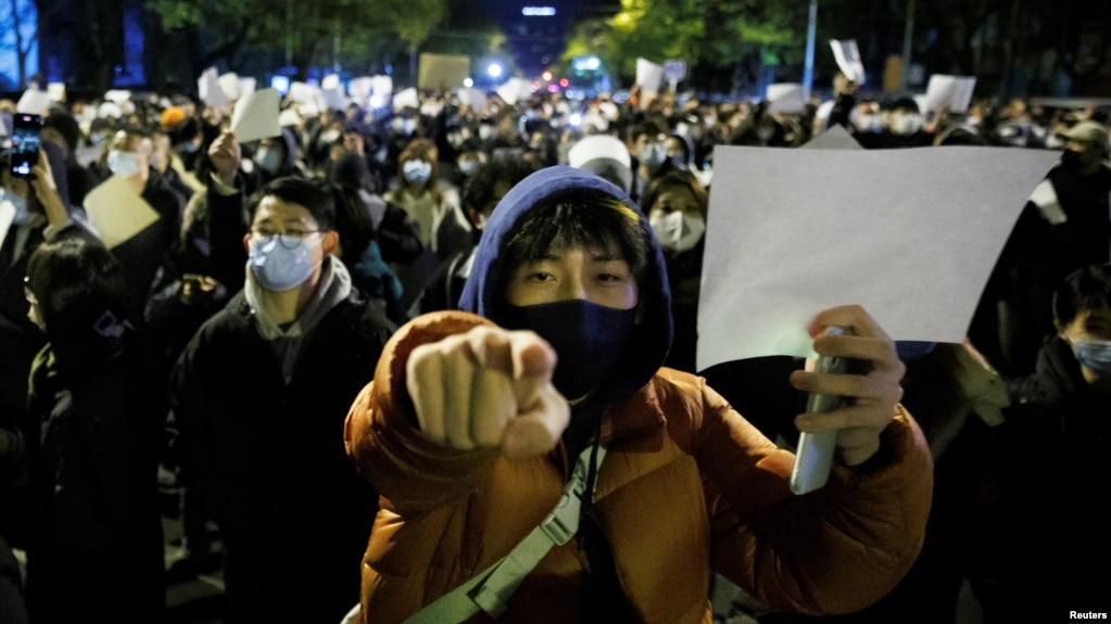 资料照:北京民众走上街头举起白纸游行抗议当局严厉的防疫封控措施。(2022年11月27日)