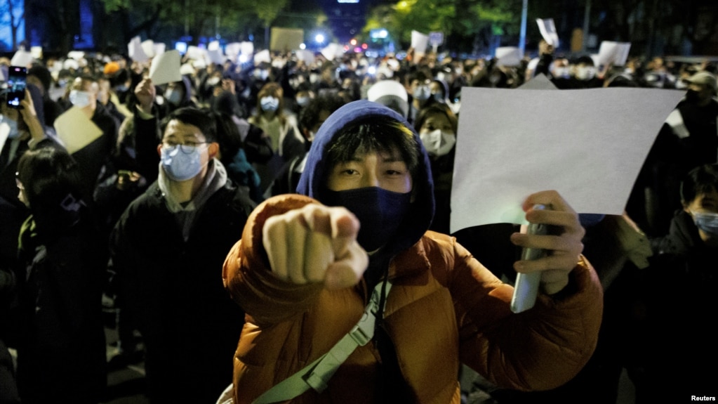 北京民众走上街头举起白纸游行抗议当局严厉的防疫封控措施。（2022年11月27日）(photo:VOA)