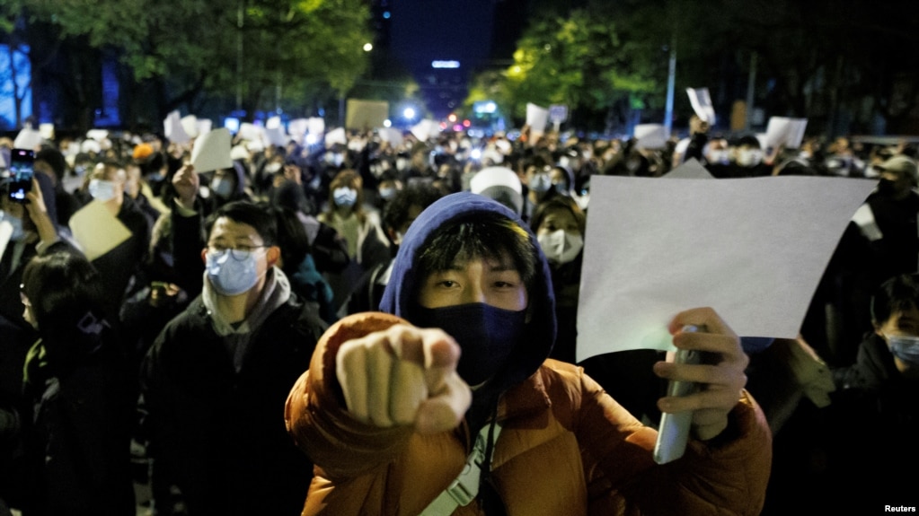 2022年11月27日，北京民众走上街头举起白纸游行抗议当局严厉的防疫封控措施。（路透社照片）(photo:VOA)