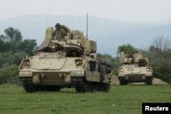 Боевые машины пехоты "Брэдли" задействованы в американо-грузинских военных учениях "Благородный партнер" в Вазиани, Грузия, 17 мая 2015 года