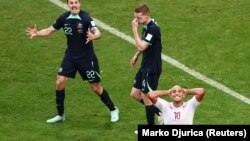 Le Tunisien Wahbi Khazri (maillot blanc) réagit à une occasion manquée lors du match entre les Aigles de Carthage et l'Australie, le 26 novembre 2022.