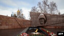 A photo shows the eternal flame and flowers laid in memory of more than 60 Russian soldiers who Russia says were killed in a Ukrainian strike on Russian-controlled territory, in Samara, on Jan. 3, 2023.