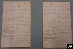 Undang-undang yang ditandatangani pada 8 Agustus 1862, menghapus perbudakan pada 1 Juli 1863 dipajang di Gedung Arsip Nasional Den Haag, Belanda, Senin, 19 Desember 2022. Pemerintah Belanda diperkirakan akan mengeluarkan permintaan maaf resmi yang telah lama ditunggu-tunggu. untuk perannya dalam perdagangan budak. (AP/Peter Dejong)