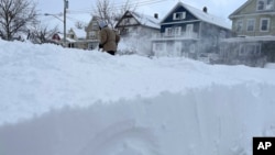 La tormenta invernal que azota a partes de Estados Unidos, como la ciudad de Nueva York, podría extenderse, de acuerdo con los pronósticos. Martin Haslinger limpia la nieve del frente de su casa el domingo 25 de diciembre de 2022 en Buffalo, N.Y.