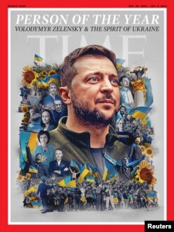 El presidente de Ucrania, Volodymyr Zelenskiy, aparece en la portada de la edición "Persona del año" de 2022 de la revista Time, en una imagen publicada en la ciudad de Nueva York, EEUU, el 7 de diciembre de 2022. Obra de Neil Jamieson, fotografía de Maxim Dondyuk para TIME/Handout vía REUTERS .